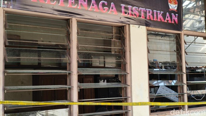 Kebakaran terjadi di SMKN 5 Semarang menghanguskan ruang lab komputer dan dua ruang praktik jurusan listrik. Begini kondisinya terkini.