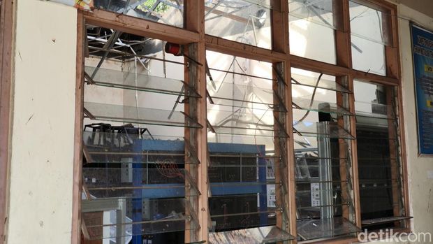 Lap Komputer SMKN 5 Semarang Kondisi Lab Komputer SMKN 5 Semarang yang kebakaran, Jumat (3/4/2026).