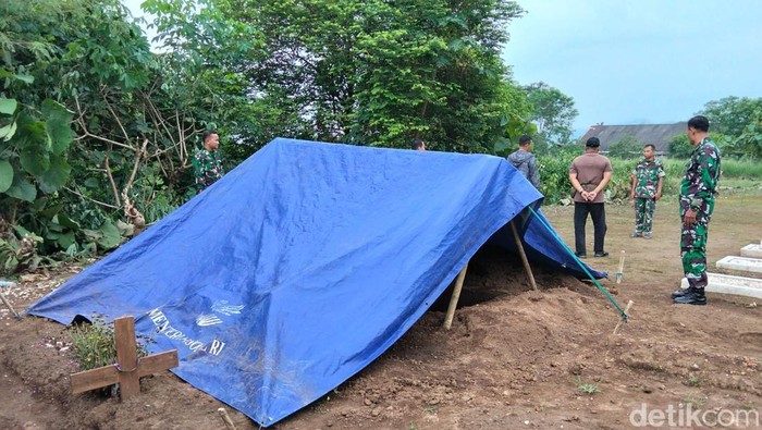 Liang lahat untuk Serka Anumerta Muhammad Nur Ichwan sudah jadi di Taman Makam Pahlawan Giri Dharmoloyo II Cawang, Magelang, Jumat (3/4/2026).