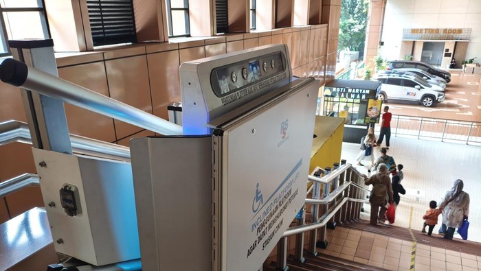 Lift tangga di Stasiun Cikini