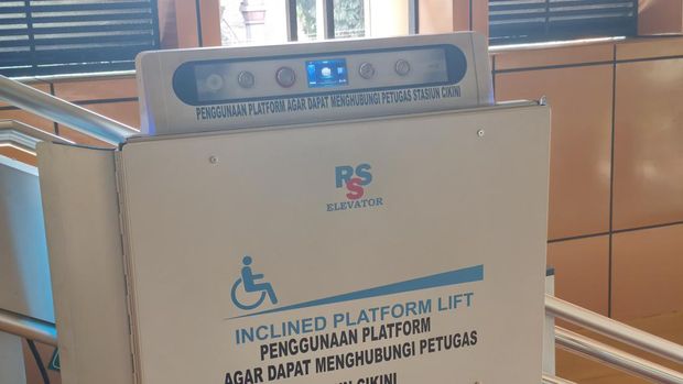 Lift tangga di Stasiun Cikini