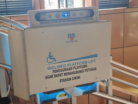 Lift tangga di Stasiun Cikini