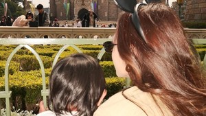 Saat momong Selina, gaya Mahalini tetap curi perhatian dari belakang. Foto: Instagram Mahalini Raharja