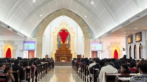 Misa Jumat Agung di Gereja Katolik Maria Bunda Segala Bangsa, Nusa Dua, Badung, Jumat (3/4/2026). (Foto Fabiola Dianira/detikBali)