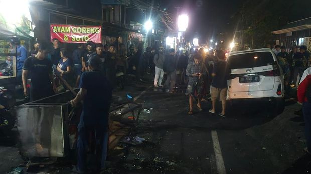 Mobil Toyota Avanza yang menabrak pemotor dan warung di pinggir jalan sekitar Jogja Expo Center (JEC), Banguntapan, Bantul. Mobil Toyota Avanza yang menabrak pemotor dan warung di pinggir jalan sekitar Jogja Expo Center (JEC), Banguntapan, Bantul.