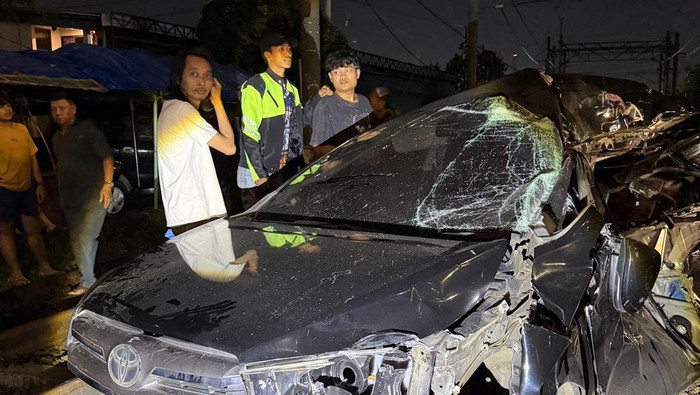 Mobil Toyota Innova Reborn ringsek usai terserempet KRL di perlintasan Jalan Soleh Iskandar, Kota Bogor, Jumat (3/4/2026).