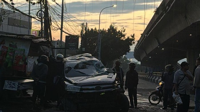 Mobil Toyota Innova Reborn ringsek usai terserempet KRL di perlintasan Jalan Soleh Iskandar, Kota Bogor, Jumat (3/4/2026).