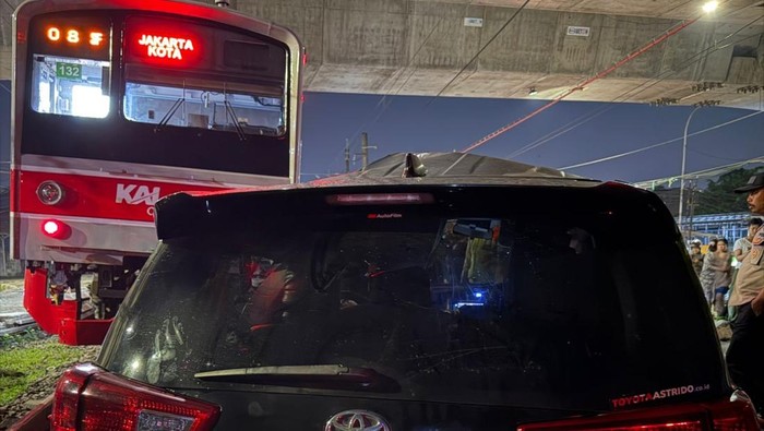 Mobil Toyota Innova Reborn ringsek usai terserempet KRL di perlintasan Jalan Soleh Iskandar, Kota Bogor, Jumat (3/4/2026).