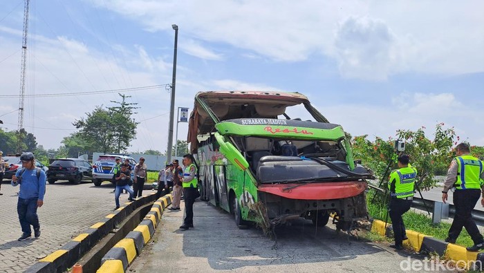 Ditlantas Polda Jatim bersama Lantas Polres Jombang melakukan olah TKP kecelakaan bus restu dengan teknologi TAA