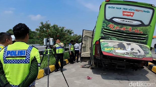 Ditlantas Polda Jatim bersama Lantas Polres Jombang melakukan olah TKP kecelakaan bus restu dengan teknologi TAA