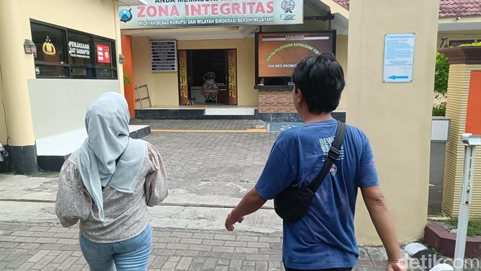 Orang tua balita korban pencabulan di Probolinggo saat melapor ke polisi