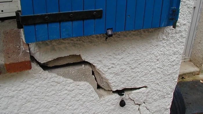 Penampakan dinding rumah retak di Prancis