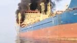 Penampakan Kapal Tanker Terbakar-Rusak Parah Usai Dibom Iran