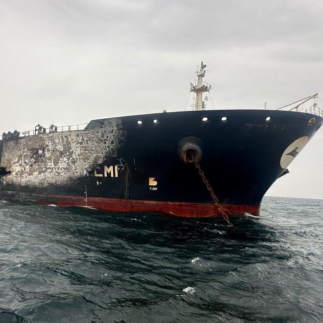 Penampakan Kapal Tanker Terbakar-Rusak Parah Usai Dibom Iran