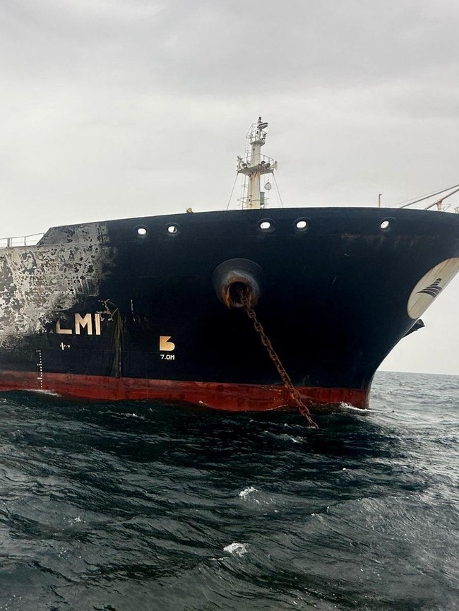 Penampakan Kapal Tanker Terbakar-Rusak Parah Usai Dibom Iran