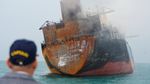Penampakan Kapal Tanker Terbakar-Rusak Parah Usai Dibom Iran