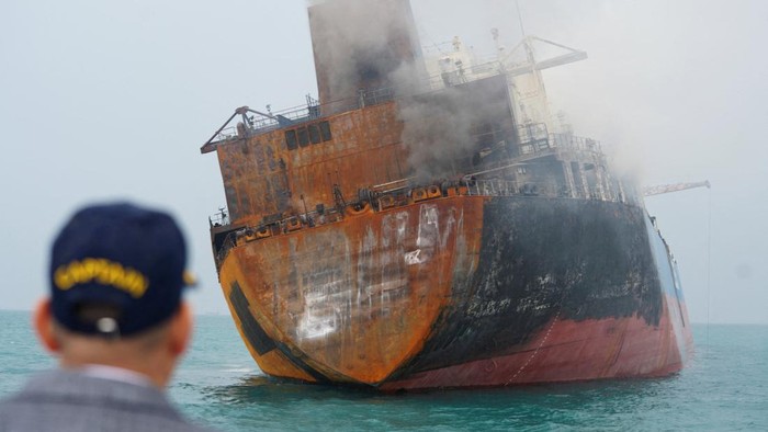 Penampakan Kapal Tanker Terbakar-Rusak Parah Usai Dibom Iran A foreign tanker carrying Iraqi fuel oil damaged after catching fire in Iraq's territorial waters, following unidentified attacks that targeted two foreign tankers, according to Iraqi port officials, near Basra, Iraq, March 12, 2026. REUTERS/Mohammed Aty