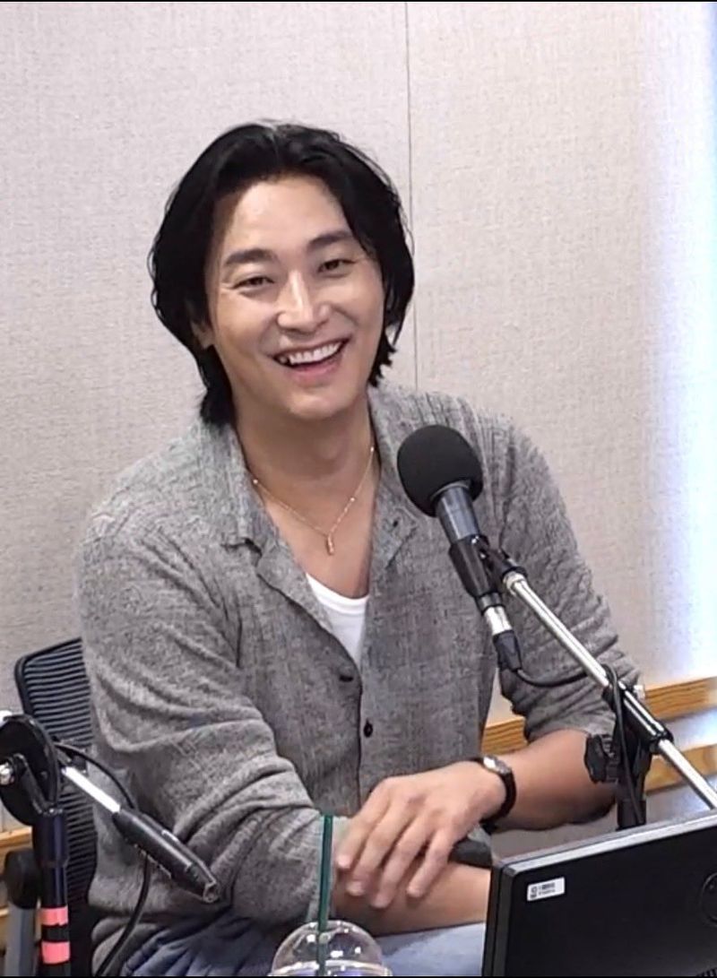 Penampilan terbaru Ju Ji Hoon dengan gigi ompong saat mengisi acara radio.