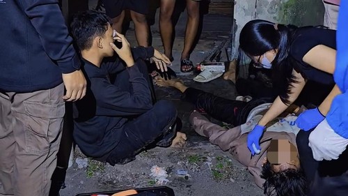 Penanganan medis oleh tim NAMRU terhadap dua pemuda yang dikeroyok orang tak dikenal di Jalan Suwung Batan Kendal, Denpasar, Jumat (3/4/2026). (Instagram @namru402)