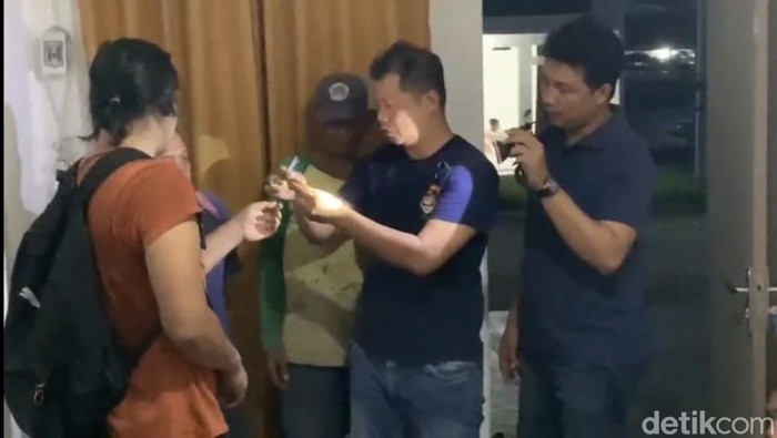 Satres Narkoba Polres Kendal gerebek pesta sabu.