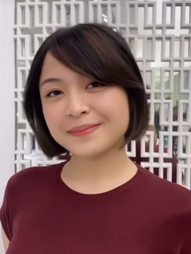 Penyanyi Bernadya tampil lebih segar dengan gaya rambut short bob cokelat dan poni tipis. Transformasi estetik ini tuai pujian netizen! Penyanyi Bernadya tampil lebih segar dengan gaya rambut short bob cokelat dan poni tipis. Transformasi estetik ini tuai pujian netizen!