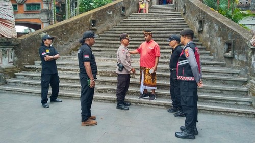 Personel Polres Gianyar mengamankan kegiatan ibadah Jumat Agung di sejumlah gereja di wilayah Kabupaten Gianyar, Bali, Jumat (3/4/2026). (Foto: Dok. Polres Gianyar)