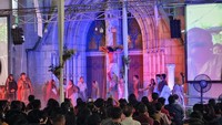 Cerita Aaron Puasa-Menangis Perankan Yesus dalam Jalan Salib Kreatif Katedral