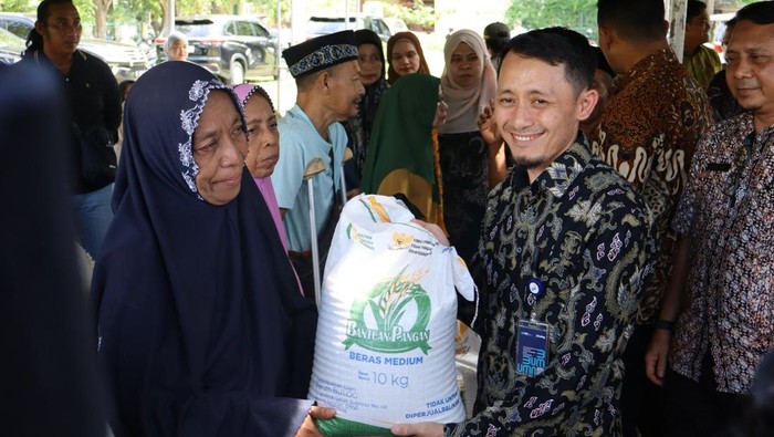 Perum Bulog Kanwil Aceh menyalurkan bantuan pangan kepada masyarakat. (dok. Bulog Aceh)