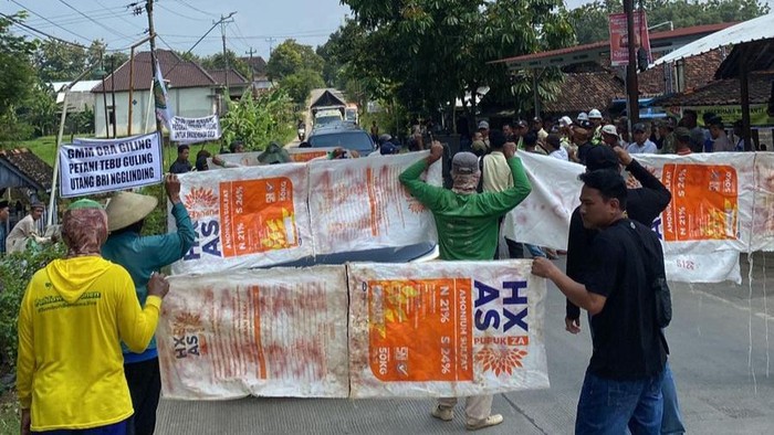 Petani tebu menghadang rombongan Dirut BULOG saat hendak menuju pabrik gula PT GMM di Todanan, Blora.