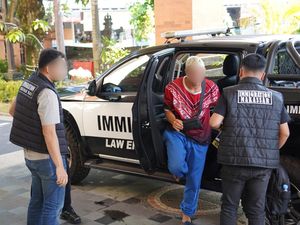 Mau Kabur ke Malaysia, Bule yang Naik Motor Lompat ke Laut Akhirnya Dideportasi