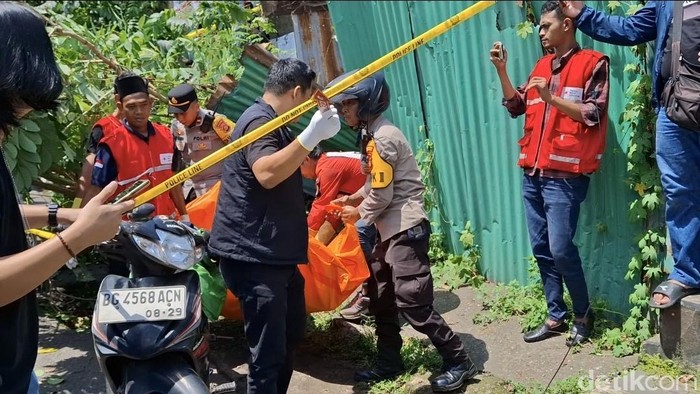 Petugas saat mengevakuasi jenazah korban ke Rumah Sakit Bhayangkara Palembang.