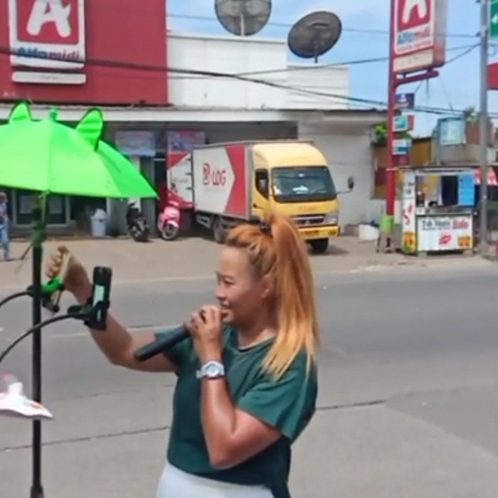 Live Pinkan Mambo di jalan.