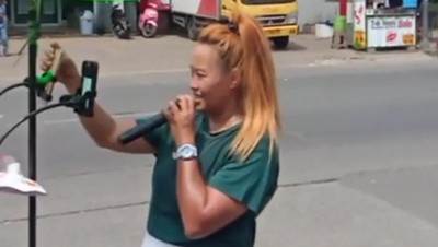 Aksi Heboh Live di Pinggir Jalan, Pinkan Mambo Cuan Puluhan Juta Rupiah Sehari