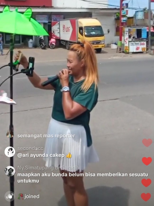 Aksi Heboh Live di Pinggir Jalan, Pinkan Mambo Cuan Puluhan Juta Rupiah Sehari