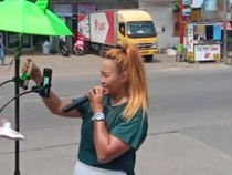 Totalitas Pinkan Mambo Live Siang Hari di Jalanan: Iritasi Kulit hingga Berdarah