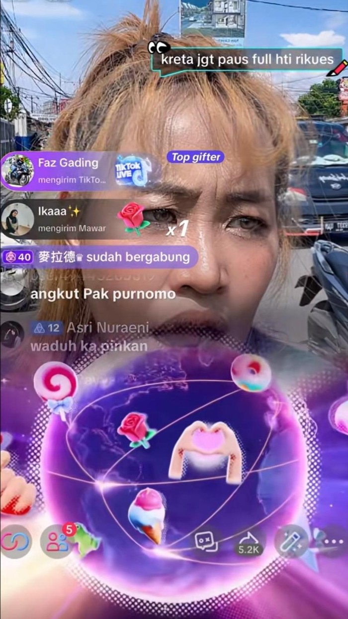 Live Pinkan Mambo di jalan.