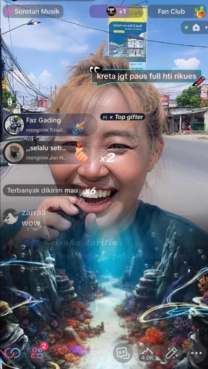 Live Pinkan Mambo di jalan.