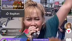 Aksi Heboh Live di Pinggir Jalan, Pinkan Mambo Cuan Puluhan Juta Rupiah Sehari