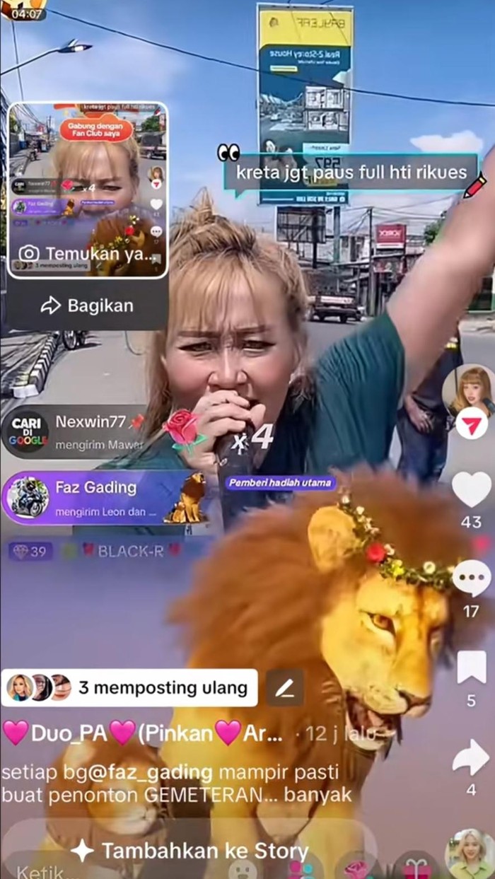 Live Pinkan Mambo di jalan.