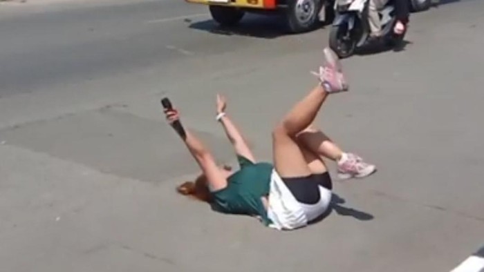 Live Pinkan Mambo di jalan.