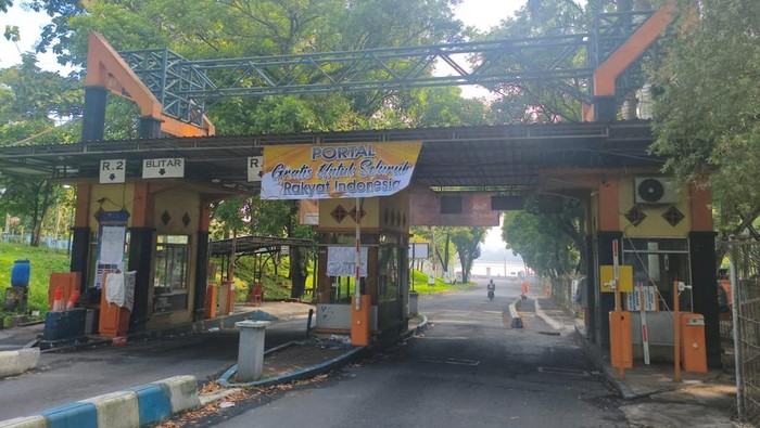 Portal Bendungan Lahor yang dipasang spanduk bertuliskan Gratis untuk Seluruh Rakyat Indonesia.