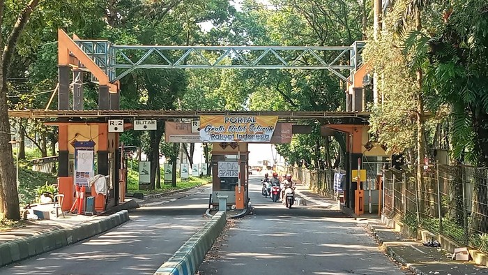 Portal Bendungan Lahor yang dipasang spanduk bertuliskan Gratis untuk Seluruh Rakyat Indonesia.