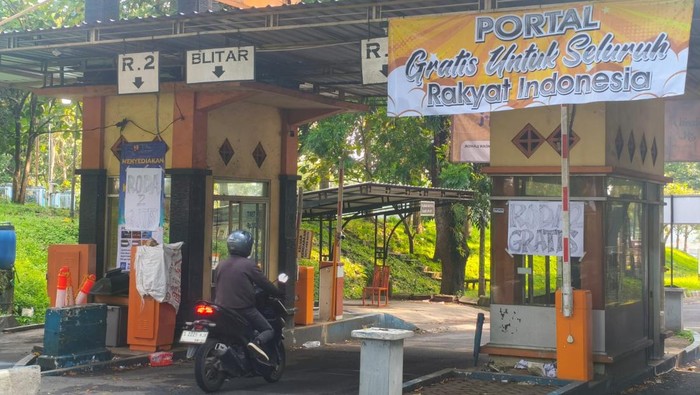 Portal Bendungan Lahor yang dipasang spanduk bertuliskan Gratis untuk Seluruh Rakyat Indonesia.