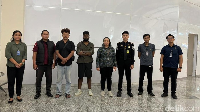 Proses deportasi dua warga negara India berinisial R (24) dan HD (34) Kamis (2/4/2026).