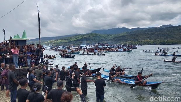 Prosesi Laut Tuan Meninu dari Kota Rowido ke Pantai Kuce, Jumat (3/4/2026).