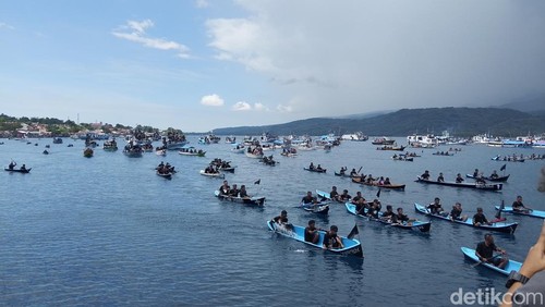 Prosesi Laut Tuan Meninu dari Kota Rowido ke Pantai Kuce, Jumat (3/4/2026).