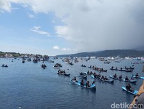 Terik Tak Halangi Umat, Doa Rosario Iringi Prosesi Laut Semana Santa