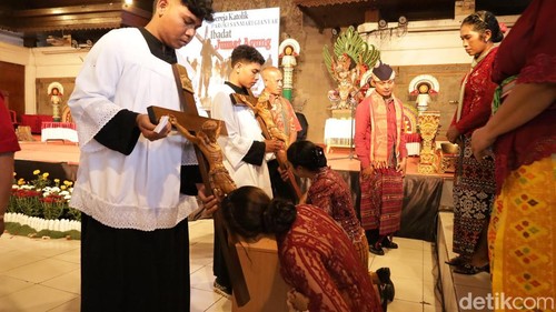 Prosesi mencium salib Yesus Kristus saat ibadah Jumat Agung di Balai Budaya Gianyar, Bali, Jumat (3/4/2026). (Foto: Aryo Mahendro/detikBali)