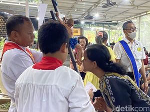 Khidmatnya Jumat Agung di Katedral Semarang, Bisa Kembali Cium Kaki Yesus