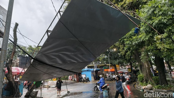 Reklame tumbang di BEC